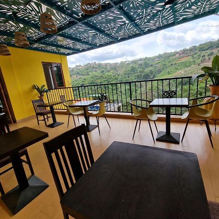 Cactus Creek Hotel Aburi Exteriör bild