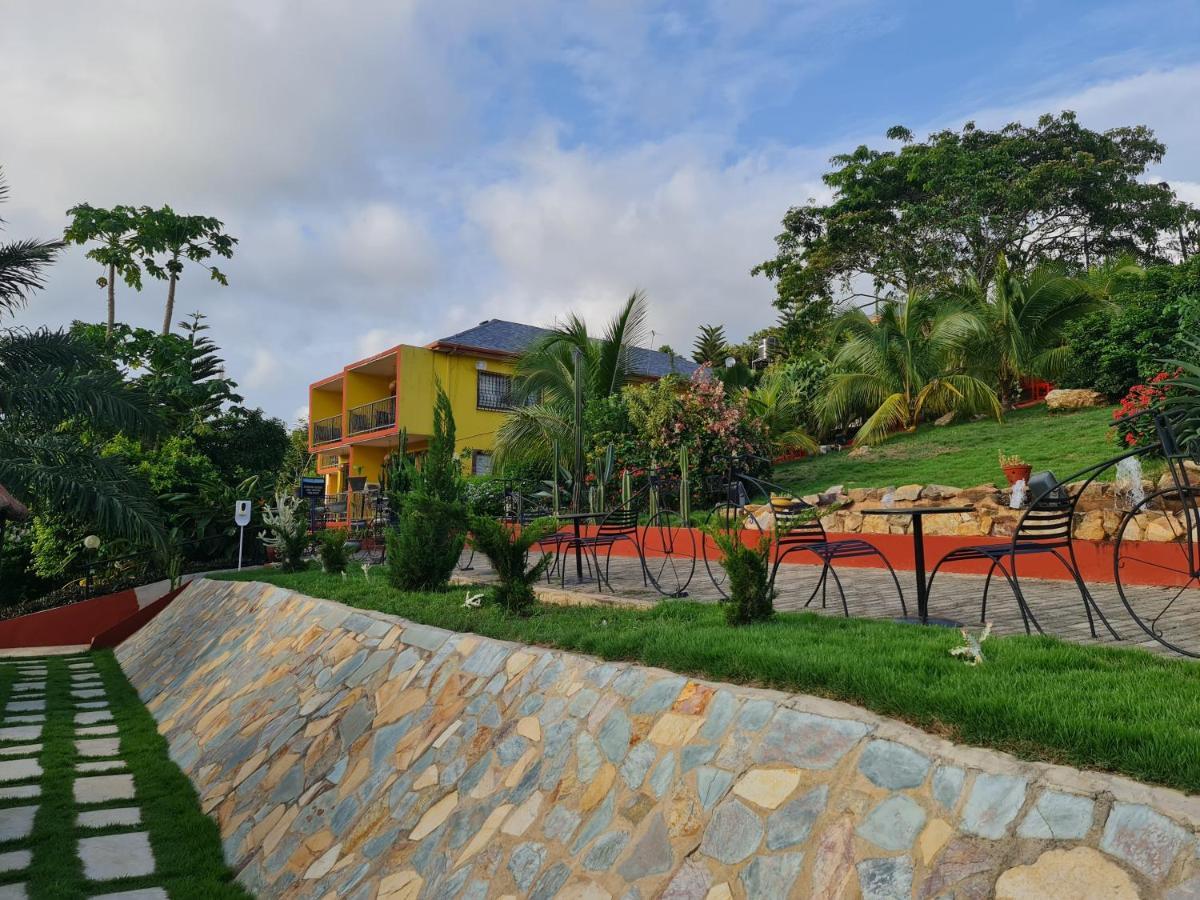 Cactus Creek Hotel Aburi Exteriör bild